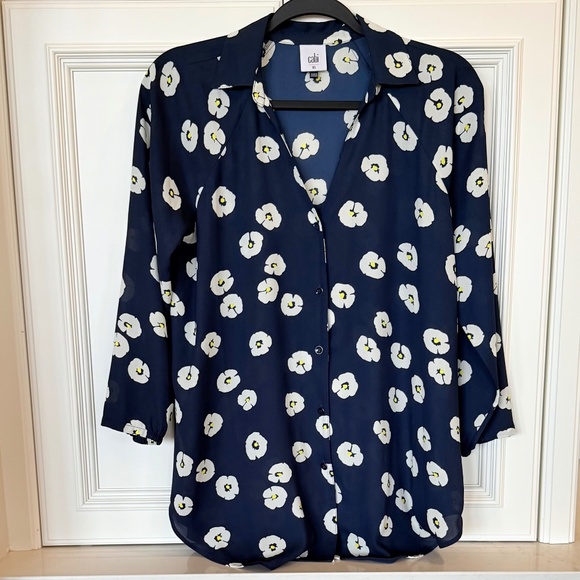 Cabi Go-To Button Up – Navy Daisy Floral Blouse – Size XS - Picture 1 of 4